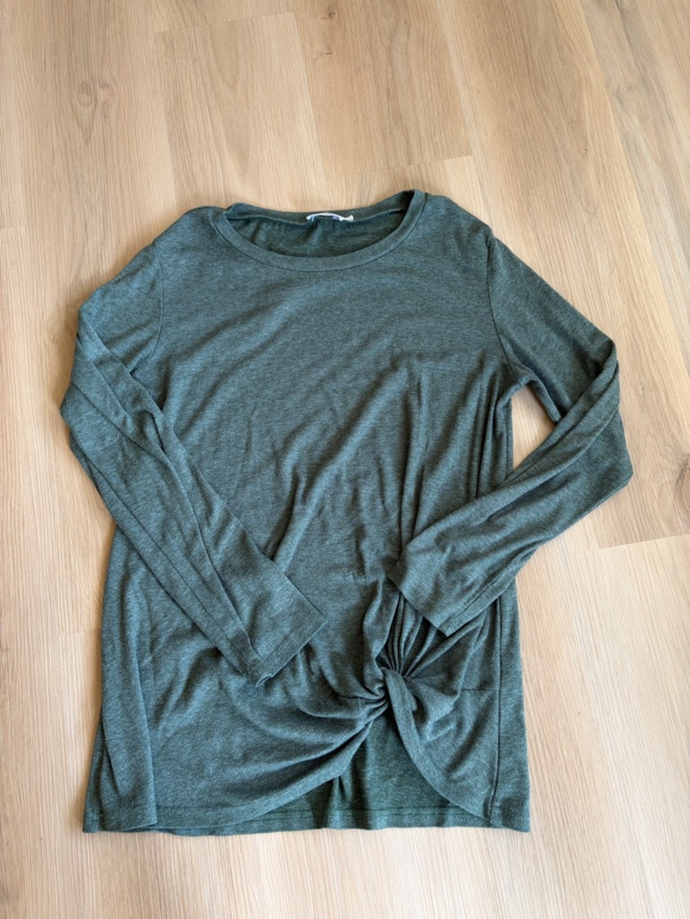 Yidarton - Women's Olive Green Long-Sleeve Twist Front Tee - L
